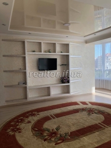 Продається трьохкімнатна квартира з якісним дизайнерським євроремонтом в районі Пасічна по вулиці Тролейбусна