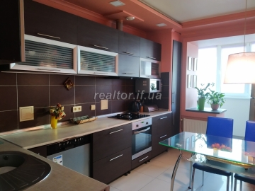 A three-room apartment with European-style renovation in a new building on Symonenko Street is for sale