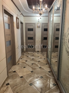 Three-room apartment for sale on Dovzhenko Street