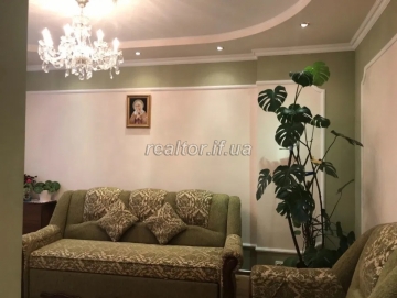 Large 3-bedroom apartment with renovation and furniture for sale in the center on Pulyuya Street