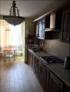 Продається велика квартира з сучасним євроремонтом в зданому та заселеному будинку по вулиці Молодіжна