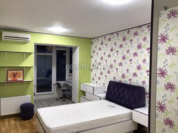 A large spacious apartment with renovated and furnished apartment on Ivasyuk Street is for sale