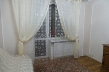 Zum Verkauf steht eine 2-Zimmer-Wohnung in der Khimikiv-Straße mit Möbeln und Geräten