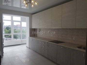 Verkauf einer 1-Zimmer-Wohnung mit Renovierung und Möbeln in einem neuen Gebäude in der Vysochana-Straße