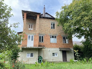 Verkauf eines unfertigen Hauses in der ersten Reihe der Tysmenytska-Straße