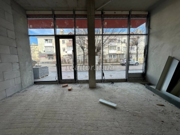 Prodazh_komertsiyi_v_tsentralnii_proyiznii_chastyni_mista_-_Slavy_Stetsko_23557_8_1741361031.jpeg