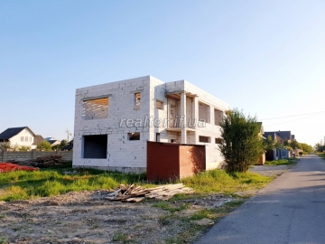 Продаж котеджів з міськими комунікаціями та асфальтованим заїздом