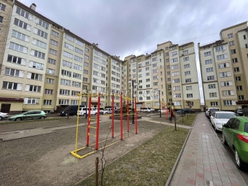 Продаж квартири в новому обжитому районі Івано-Франківська із незавершеним ремонтом