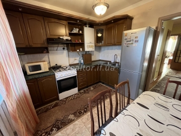 Verkauf einer Wohnung in einem neuen Wohnhaus in der Chornovola-Straße