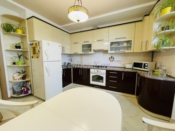 Verkauf der Wohnung im bewohnten neuen Haus mit Reparatur in der Symonenko-Straße