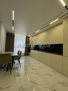 Wohnung zum Verkauf mit Designer-Renovierung im Zentrum der Stadt in einem neuen Wohnkomplex