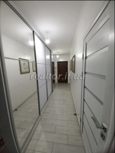 Prodazh_kvartyry_z_remontom_ta_meblyamy_poruch_torhovoho_tsentru_Arsen_23843_0_1748343751.jpeg