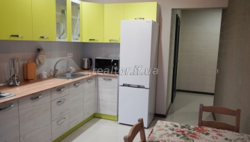 Wohnung zum Verkauf mit Renovierung und Möbeln im Wohnkomplex Parkovoe Mitechko in der National Guard Street