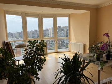 Renovierte Wohnung zum Verkauf in einem bewohnten Neubau in der Khimikiv-Straße