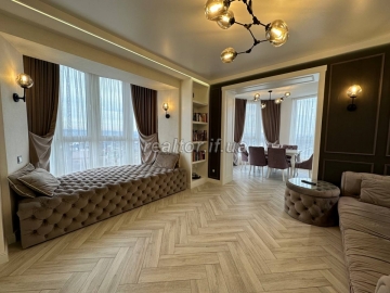 Verkauf einer Wohnung mit hochwertigen Reparaturen und Möbeln in der Stadt Kalinova Sloboda