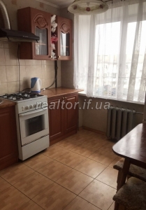 One-room apartment for sale in the central part of the city on Karpatska Street