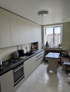 Verkauf einer Einzimmerwohnung mit Renovierung und Möbeln in einem Neubau in der Konovaltsa-Straße