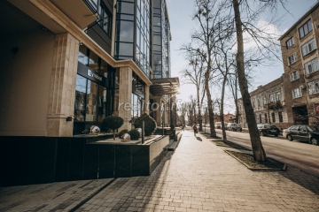Verkauf eines Penthouses mit Terrasse im Zentrum von Iwano-Frankiwsk in der Schewtschenko-Straße
