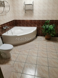Prodazh_prostoroyi_dvorivnevoyi_kvartyry_z_remontom_po_vulytsi_Ukrayinskoyi_Dyviziyi_23808_17_1747649064.jpeg