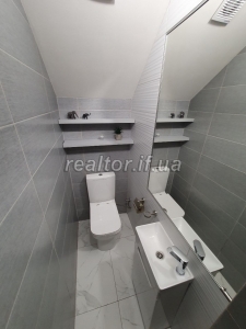 Prodazh_prostoroyi_dvorivnevoyi_kvartyry_z_remontom_v_tsentralnii_chastyni_mista__23768_5_1746440649.jpeg
