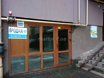 Продажи особой обладательницы зубной техники