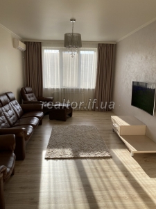 Five room apartment for sale on Khimikiv Street