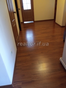Three-room apartment for sale in the center on Zaliznychna Street