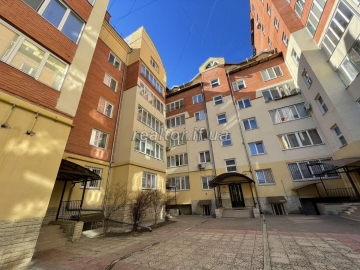 Verkauf einer großen Wohnung im Stadtzentrum in einem Neubau in der Voyskova-Straße
