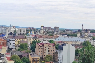 Verkauf einer Aussichtswohnung im Stadtzentrum in der Straße Pivdennyi Bulvar