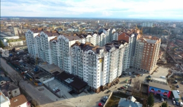 Простора квартира на середньому поверсі у центральній частині маста