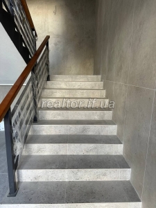 Prostora_kvartyra_v_klubnomu_malopoverkhovomu_zdanomu_budynku_23674_11_1742576035.jpeg