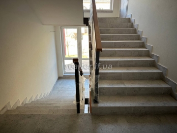 Prostora_kvartyra_v_klubnomu_malopoverkhovomu_zdanomu_budynku_23674_1_1742576033.jpeg