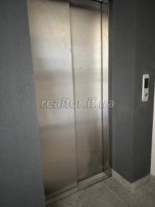 Prostora_kvartyra_v_klubnomu_malopoverkhovomu_zdanomu_budynku_23674_2_1742576033.jpeg