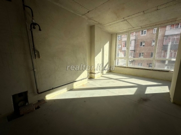 Prostora_kvartyra_v_klubnomu_malopoverkhovomu_zdanomu_budynku_23674_3_1742576033.jpeg