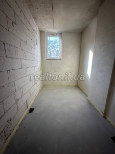 Prostora_kvartyra_v_klubnomu_malopoverkhovomu_zdanomu_budynku_23674_7_1742576034.jpeg