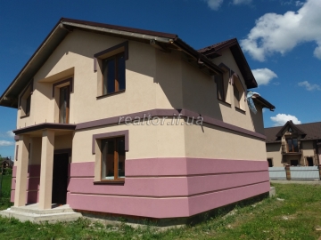 Eine dringende Villa im Dorf Podluzhzhya