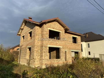 Urgently selling a mansion in Krykhivtsi, near new buildings