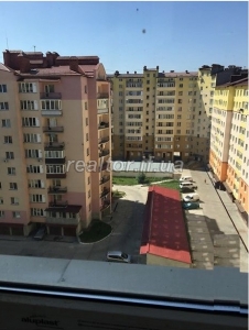Dringend zum Verkauf eine große Wohnung in einem gemieteten Gebäude auf der Straße Khimikov neben dem neuen Kindergarten Vishivanka