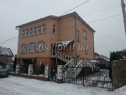 Великий особняк в Угорниках можливо на дві сім«ї