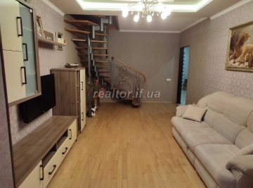 Ich werde eine schöne Wohnung auf zwei Ebenen in der Halytska-Straße mieten