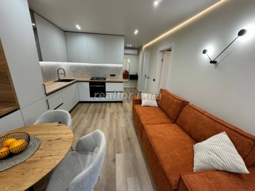 Життя в розкішному ЖК Фемелі плаза: квартира з великою кухнею та окремою кімнатою