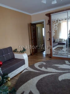 Apartment for sale in the quiet center of the city with its own privatized land on Kobylyanska Street