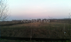 Land in Krykhivtsi in der Nähe der zweiten Ampel
